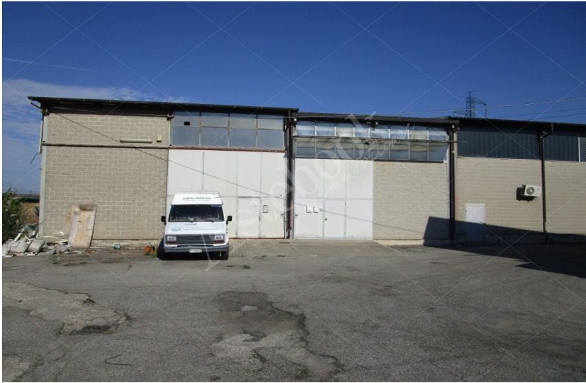 Magazzino con uffici e area pertinenziale in Cesano Maderno