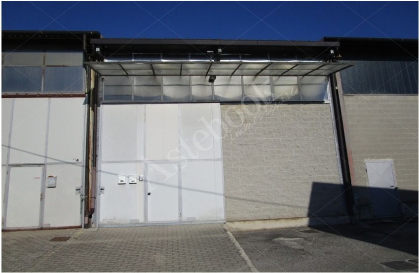 Magazzino con uffici e area pertinenziale in Cesano Maderno