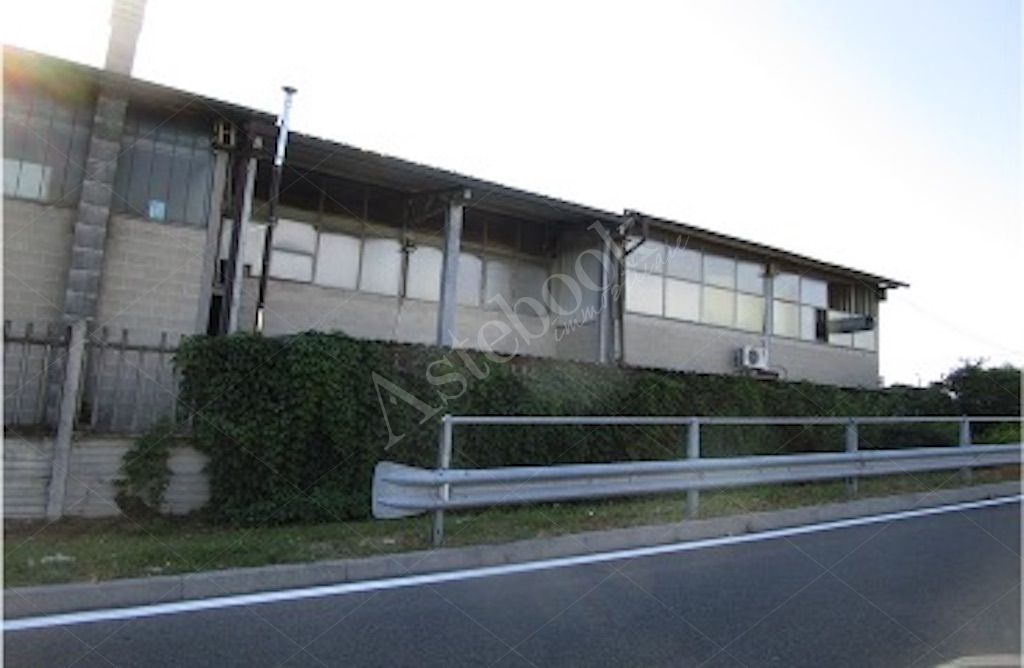 Magazzino con uffici e area pertinenziale in Cesano Maderno