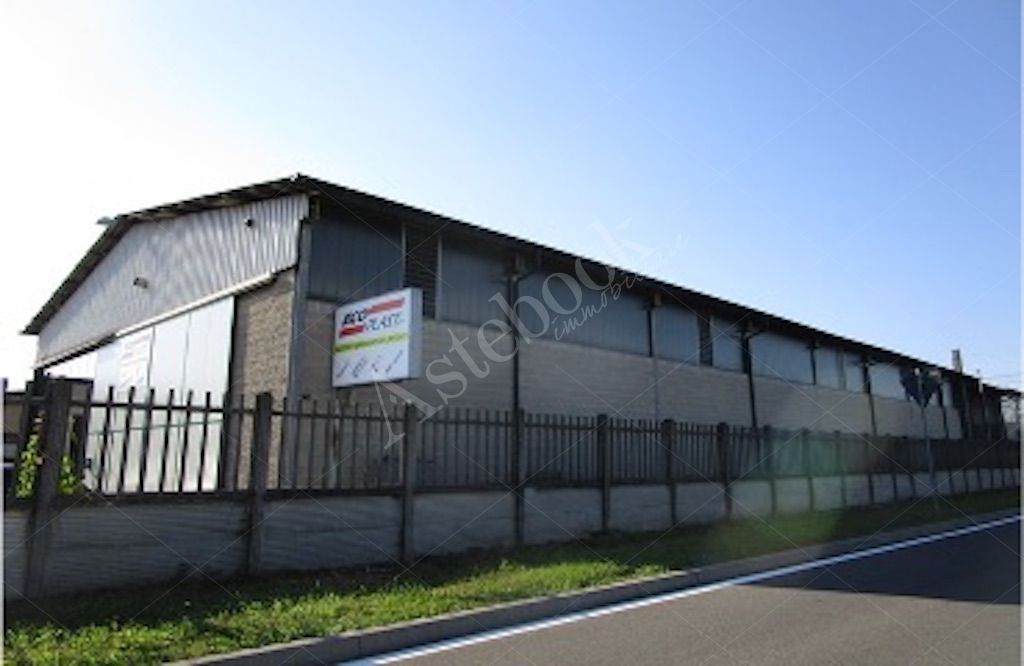 Magazzino con uffici e area pertinenziale in Cesano Maderno