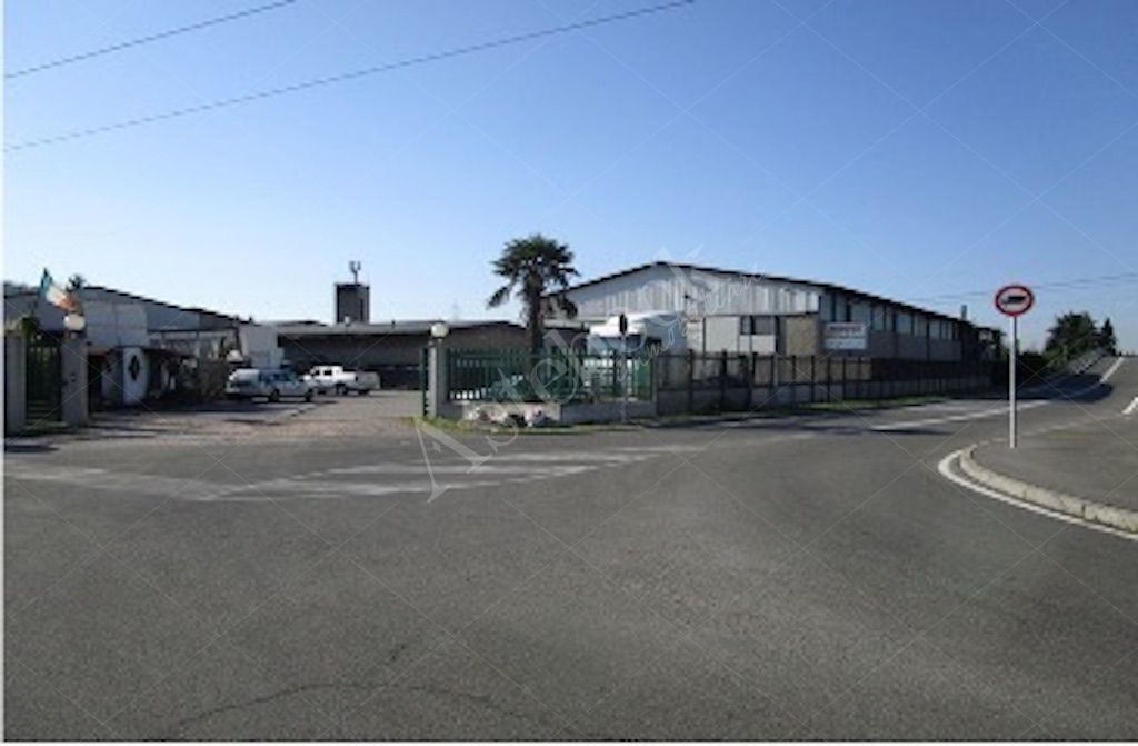 Magazzino con uffici e area pertinenziale in Cesano Maderno