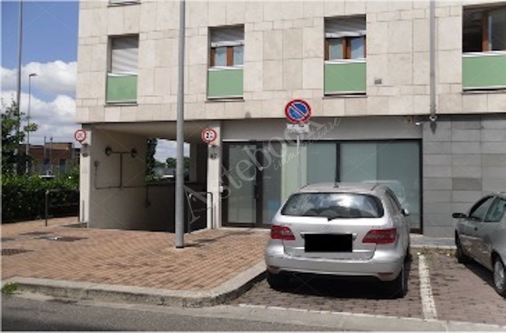 Ufficio con cinque posti auto coperti in Firenze