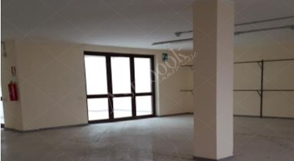 Immobile produttivo plurilivello con deposito, area lavorazione e parcheggio in Andria