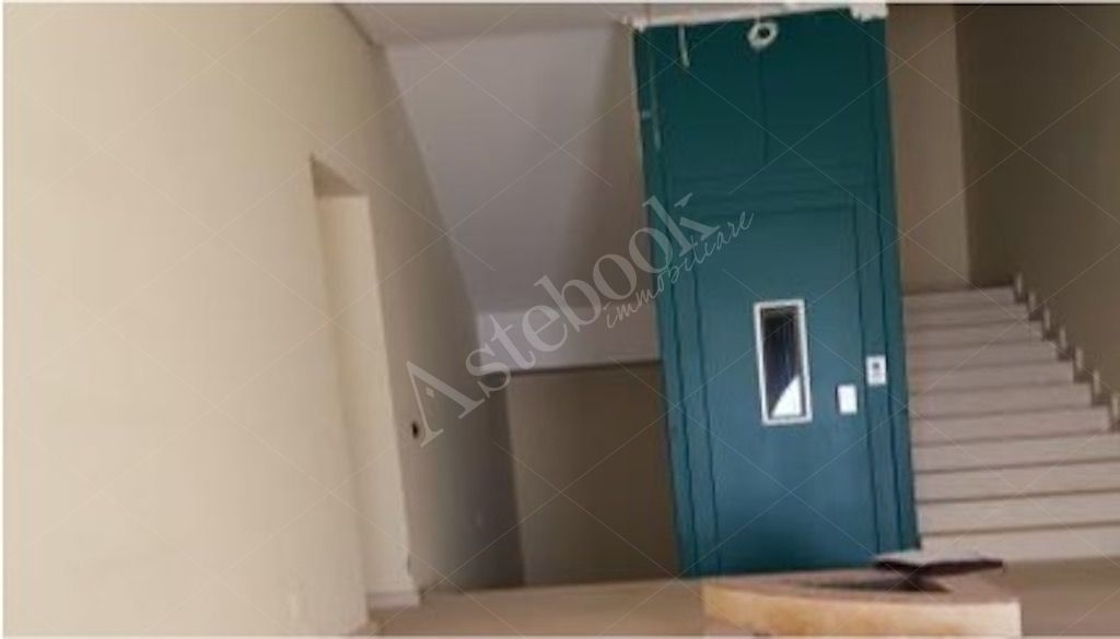 Immobile produttivo plurilivello con deposito, area lavorazione e parcheggio in Andria
