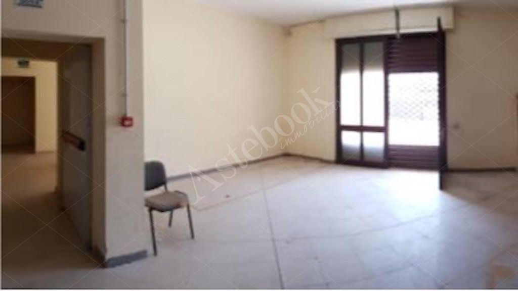 Immobile produttivo plurilivello con deposito, area lavorazione e parcheggio in Andria