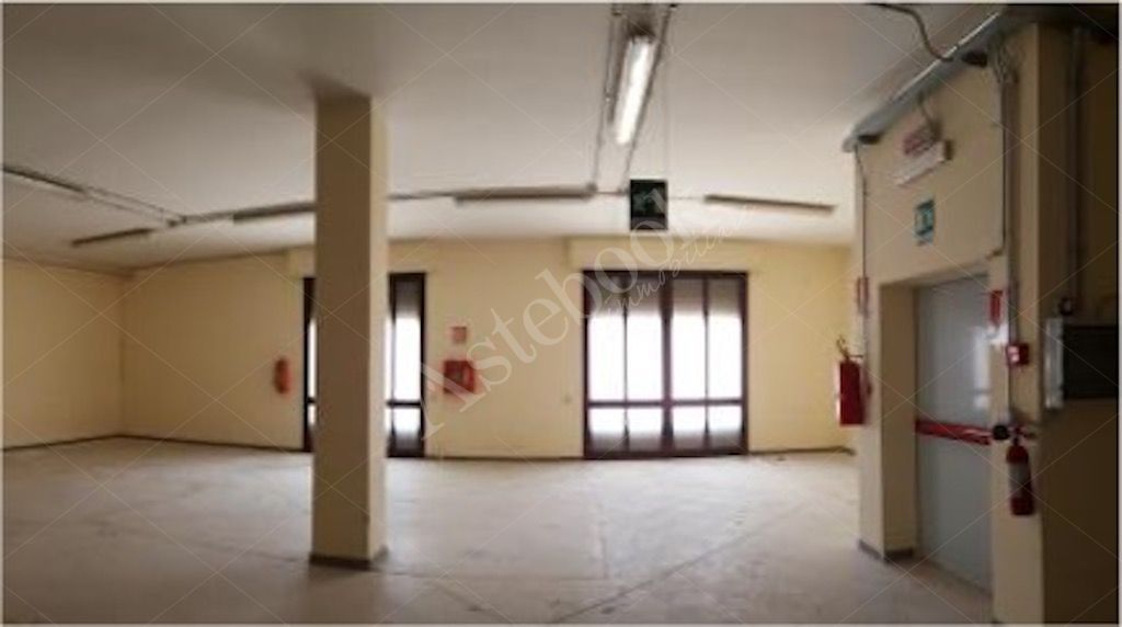 Immobile produttivo plurilivello con deposito, area lavorazione e parcheggio in Andria