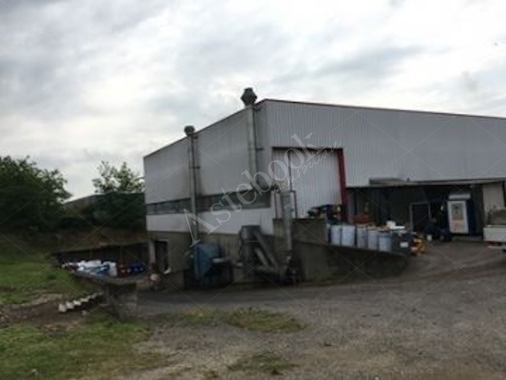 Capannone industriale indipendente con magazzino interrato e area pertinenziale in Vigevano