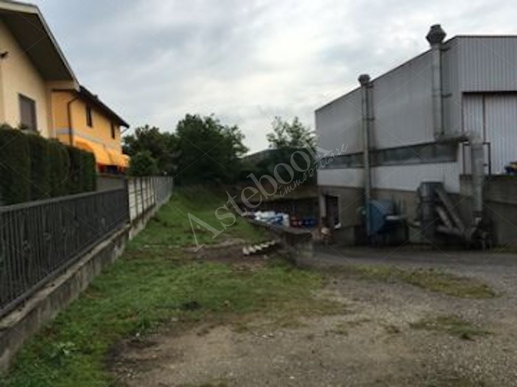 Capannone industriale indipendente con magazzino interrato e area pertinenziale in Vigevano