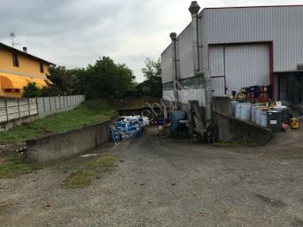 Capannone industriale indipendente con magazzino interrato e area pertinenziale in Vigevano