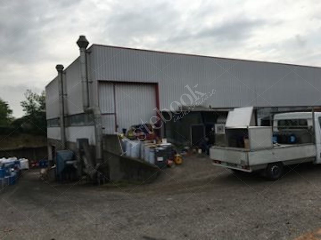 Capannone industriale indipendente con magazzino interrato e area pertinenziale in Vigevano
