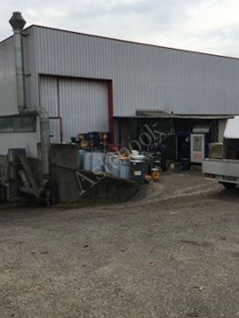 Capannone industriale indipendente con magazzino interrato e area pertinenziale in Vigevano