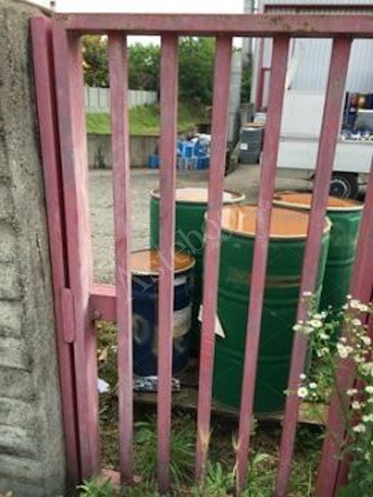 Capannone industriale indipendente con magazzino interrato e area pertinenziale in Vigevano