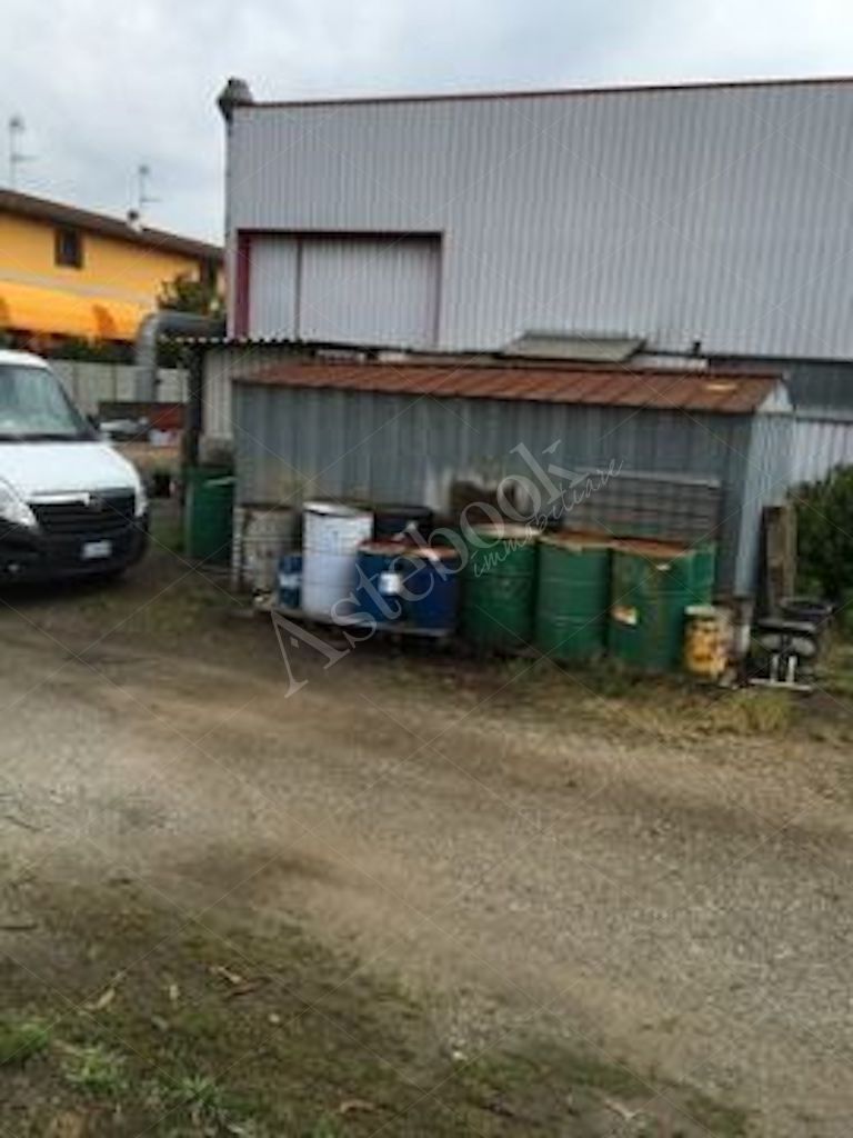 Capannone industriale indipendente con magazzino interrato e area pertinenziale in Vigevano
