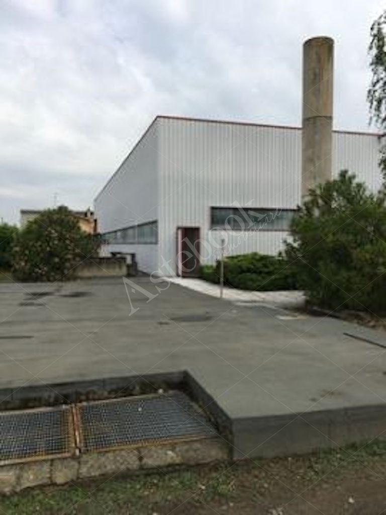Capannone industriale indipendente con magazzino interrato e area pertinenziale in Vigevano