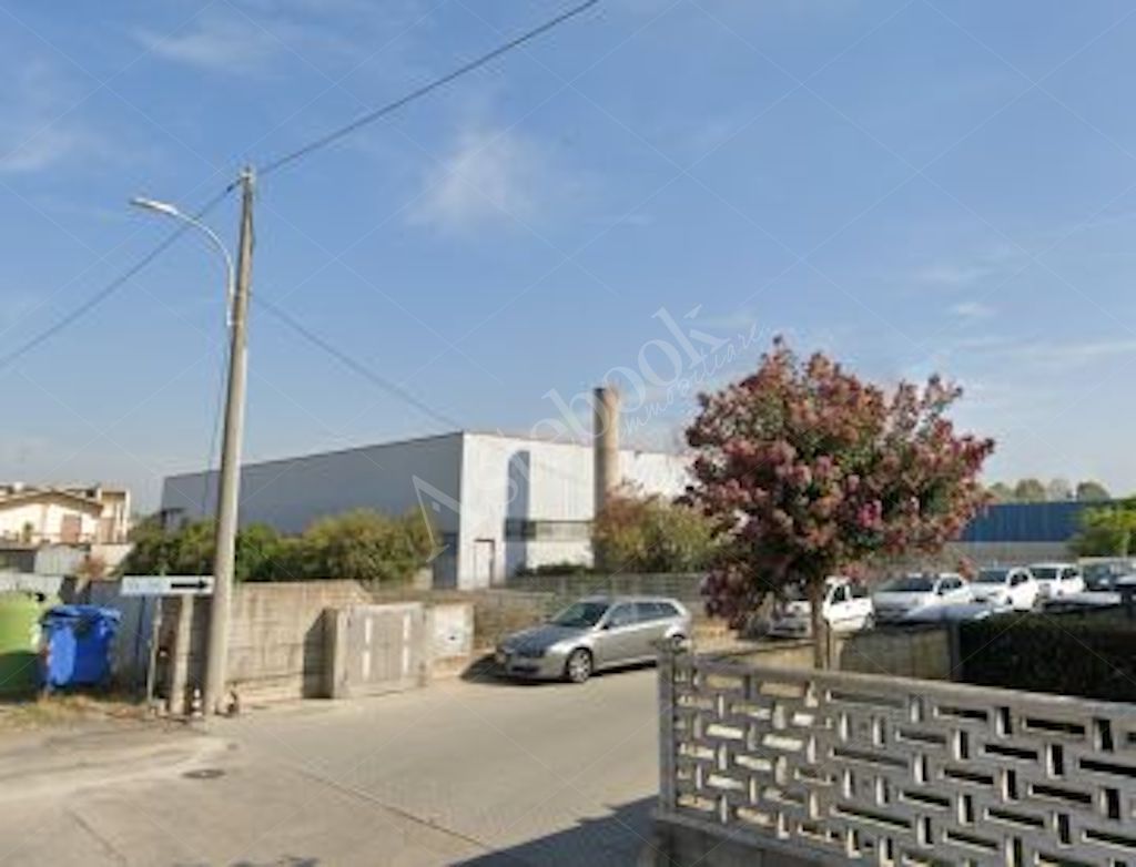Capannone industriale indipendente con magazzino interrato e area pertinenziale in Vigevano