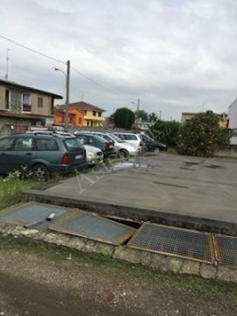 Capannone industriale indipendente con magazzino interrato e area pertinenziale in Vigevano