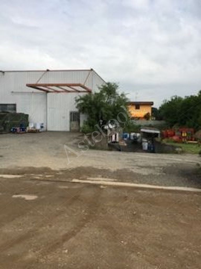 Capannone industriale indipendente con magazzino interrato e area pertinenziale in Vigevano
