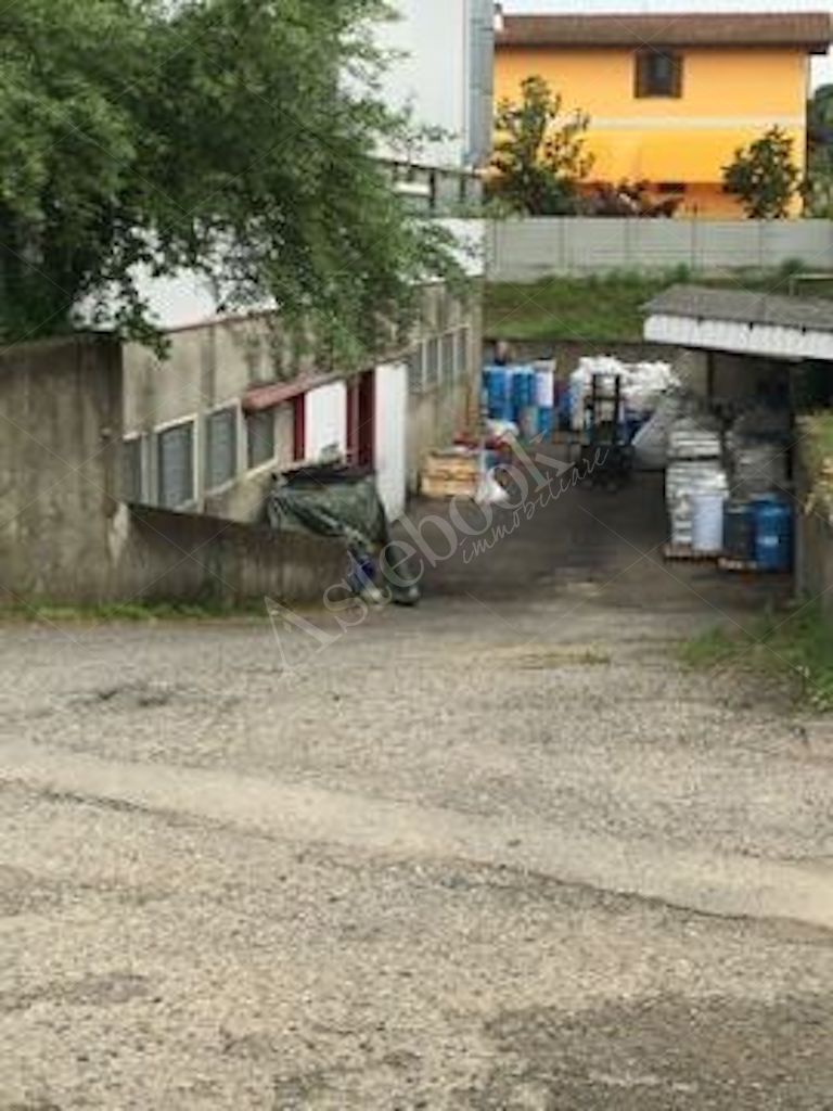 Capannone industriale indipendente con magazzino interrato e area pertinenziale in Vigevano