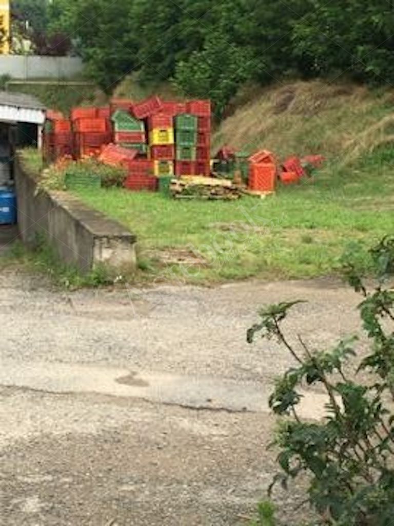 Capannone industriale indipendente con magazzino interrato e area pertinenziale in Vigevano