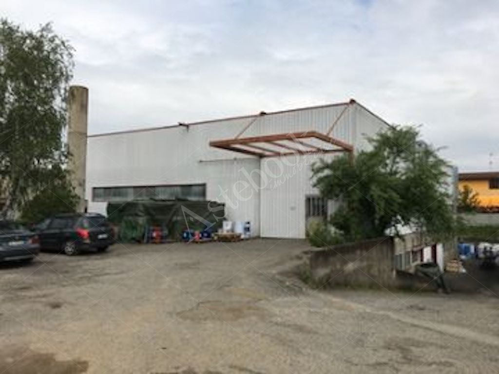 Capannone industriale indipendente con magazzino interrato e area pertinenziale in Vigevano