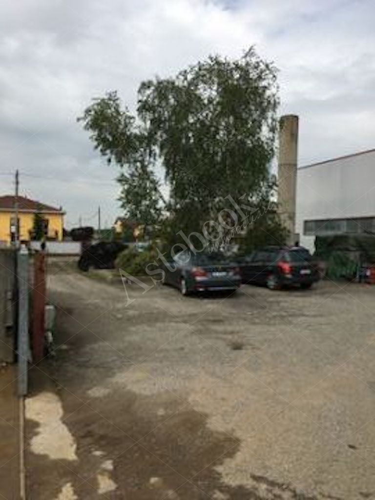 Capannone industriale indipendente con magazzino interrato e area pertinenziale in Vigevano