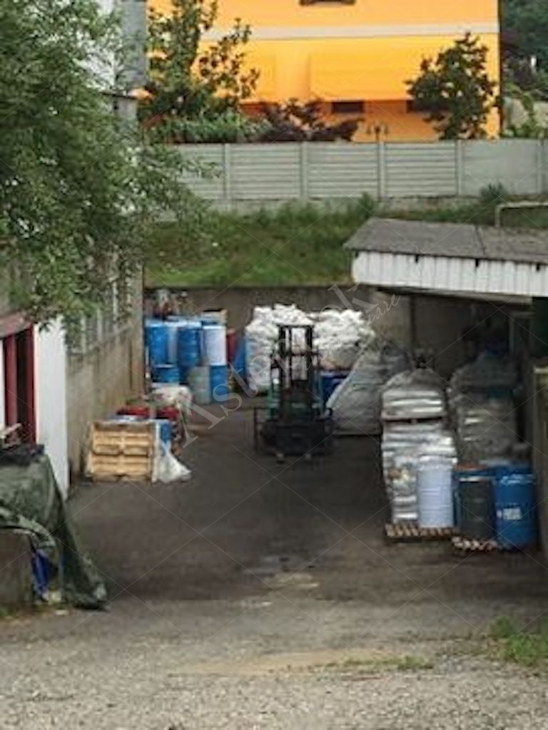Capannone industriale indipendente con magazzino interrato e area pertinenziale in Vigevano