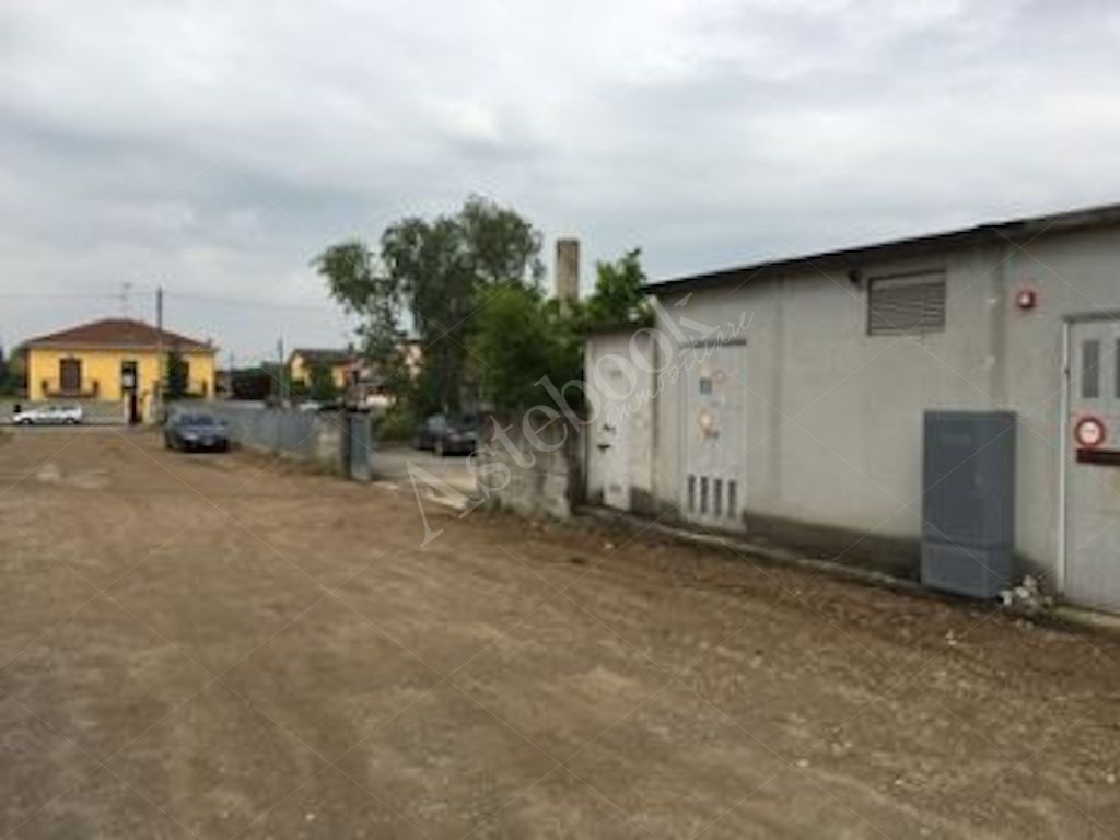 Capannone industriale indipendente con magazzino interrato e area pertinenziale in Vigevano