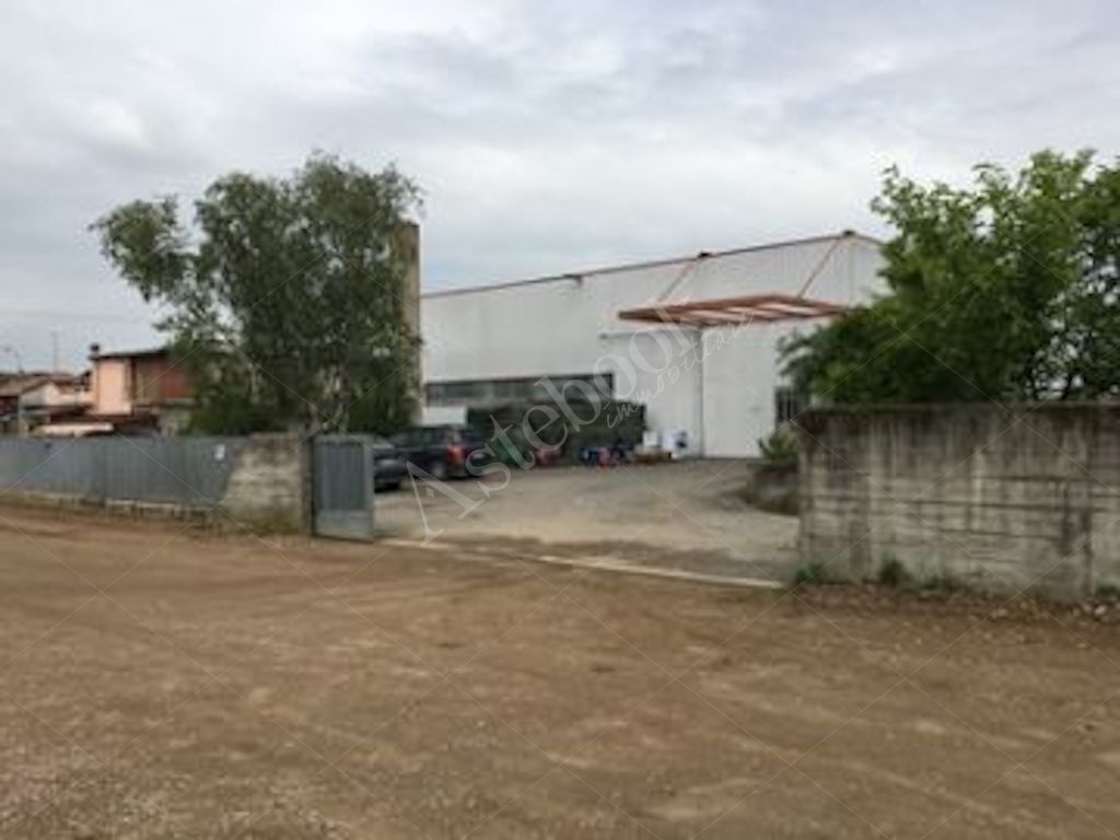 Capannone industriale indipendente con magazzino interrato e area pertinenziale in Vigevano
