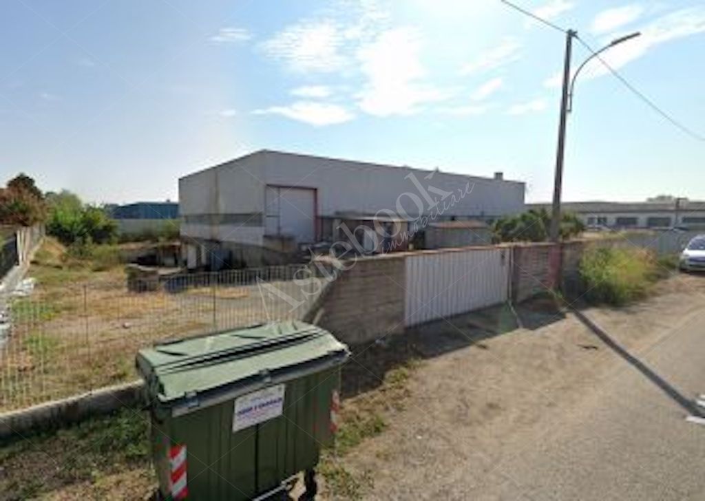 Capannone industriale indipendente con magazzino interrato e area pertinenziale in Vigevano