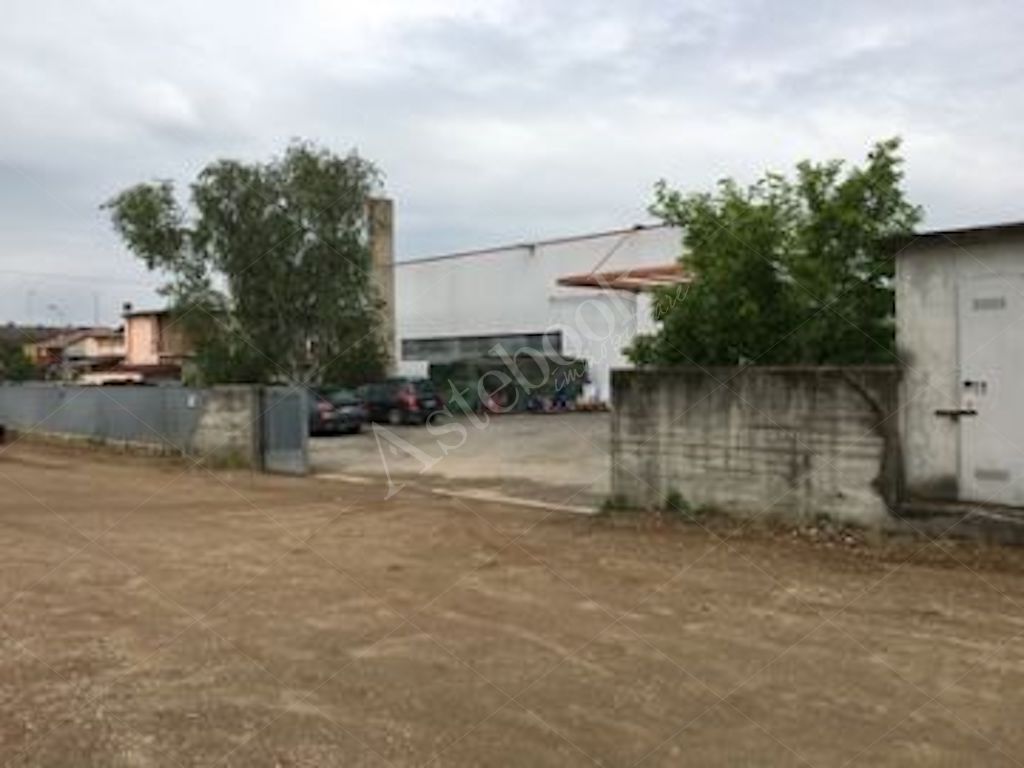 Capannone industriale indipendente con magazzino interrato e area pertinenziale in Vigevano