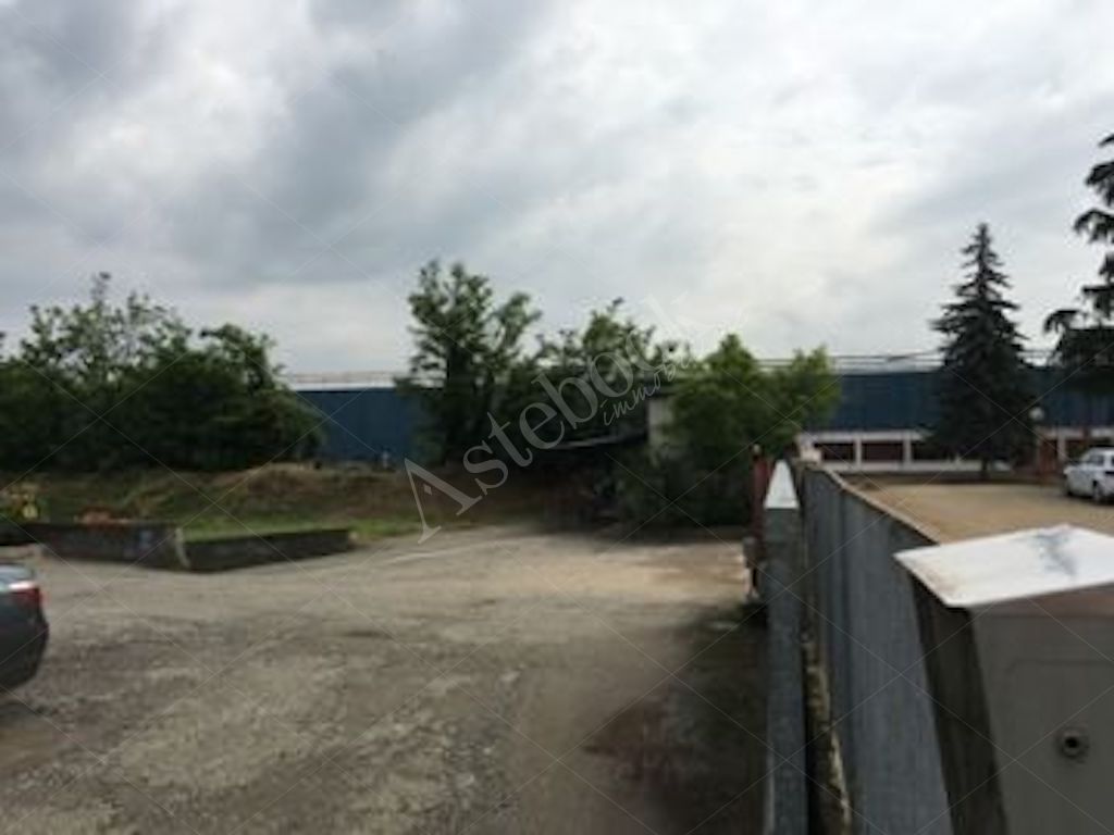 Capannone industriale indipendente con magazzino interrato e area pertinenziale in Vigevano