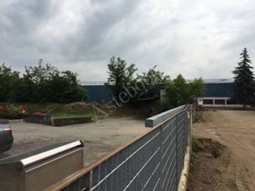 Capannone industriale indipendente con magazzino interrato e area pertinenziale in Vigevano