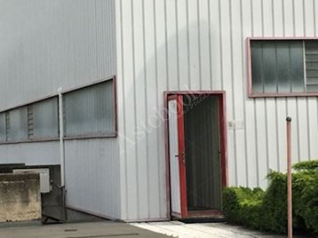 Capannone industriale indipendente con magazzino interrato e area pertinenziale in Vigevano