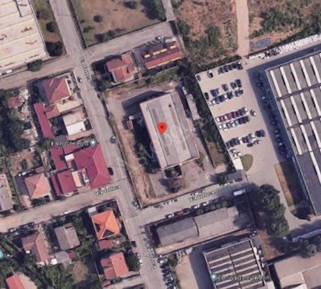 Capannone industriale indipendente con magazzino interrato e area pertinenziale in Vigevano