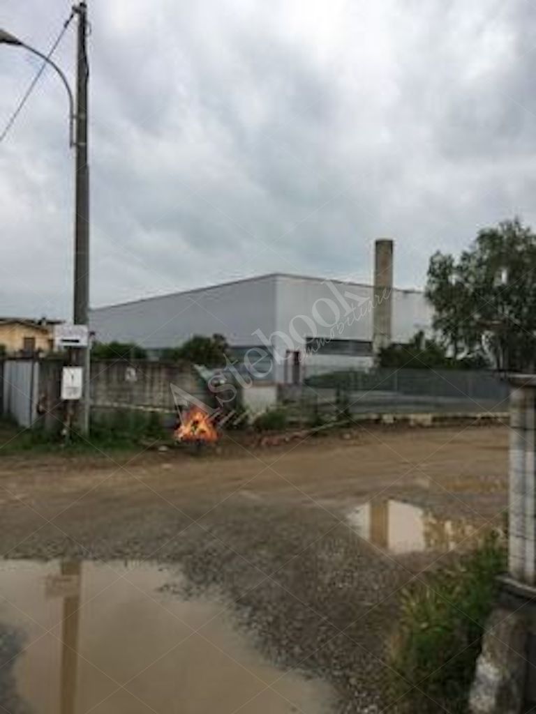 Capannone industriale indipendente con magazzino interrato e area pertinenziale in Vigevano
