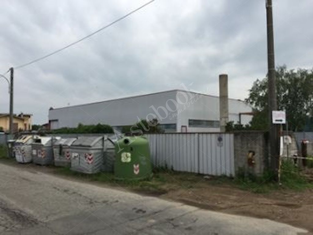 Capannone industriale indipendente con magazzino interrato e area pertinenziale in Vigevano