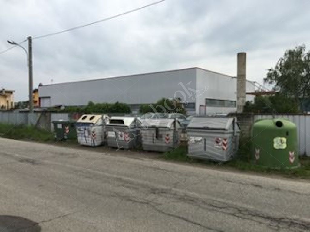 Capannone industriale indipendente con magazzino interrato e area pertinenziale in Vigevano