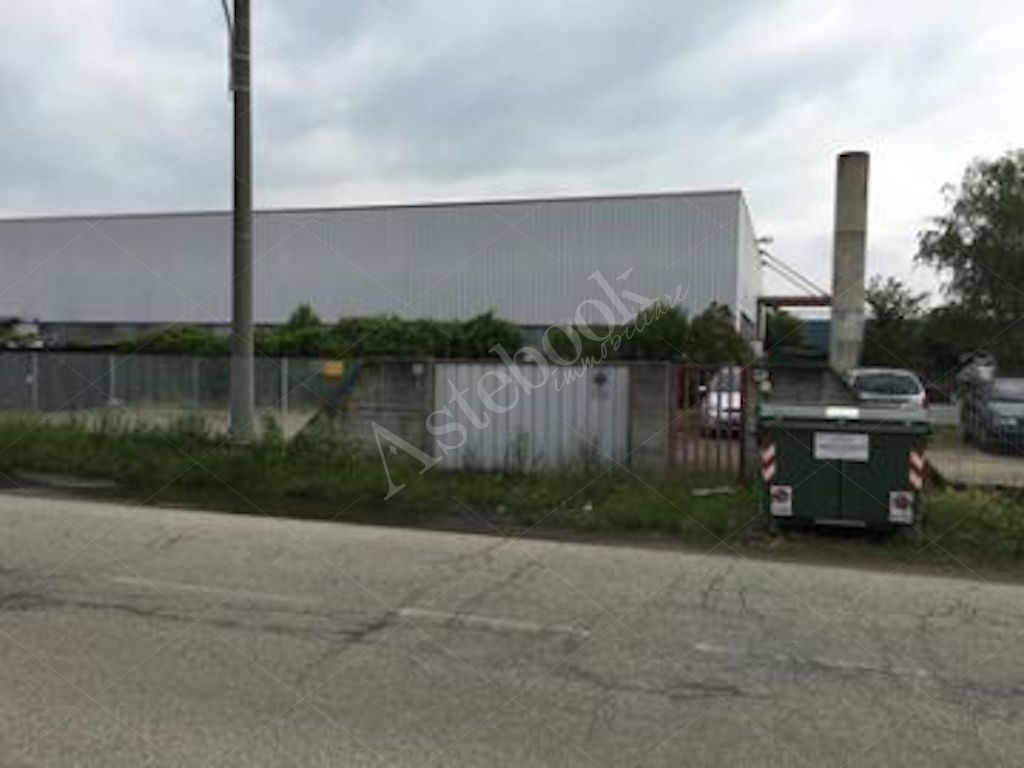 Capannone industriale indipendente con magazzino interrato e area pertinenziale in Vigevano
