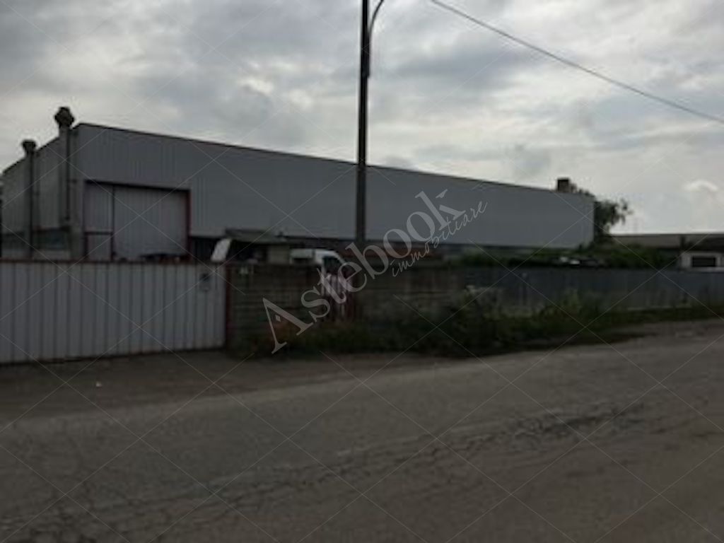 Capannone industriale indipendente con magazzino interrato e area pertinenziale in Vigevano