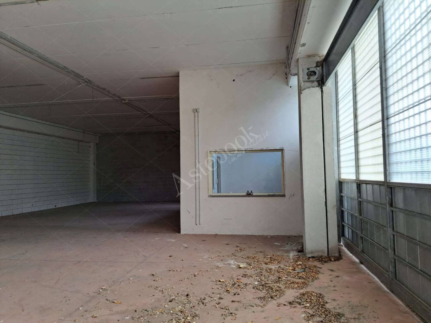 Capannone produttivo con uffici e locali indipendenti in Viterbo 