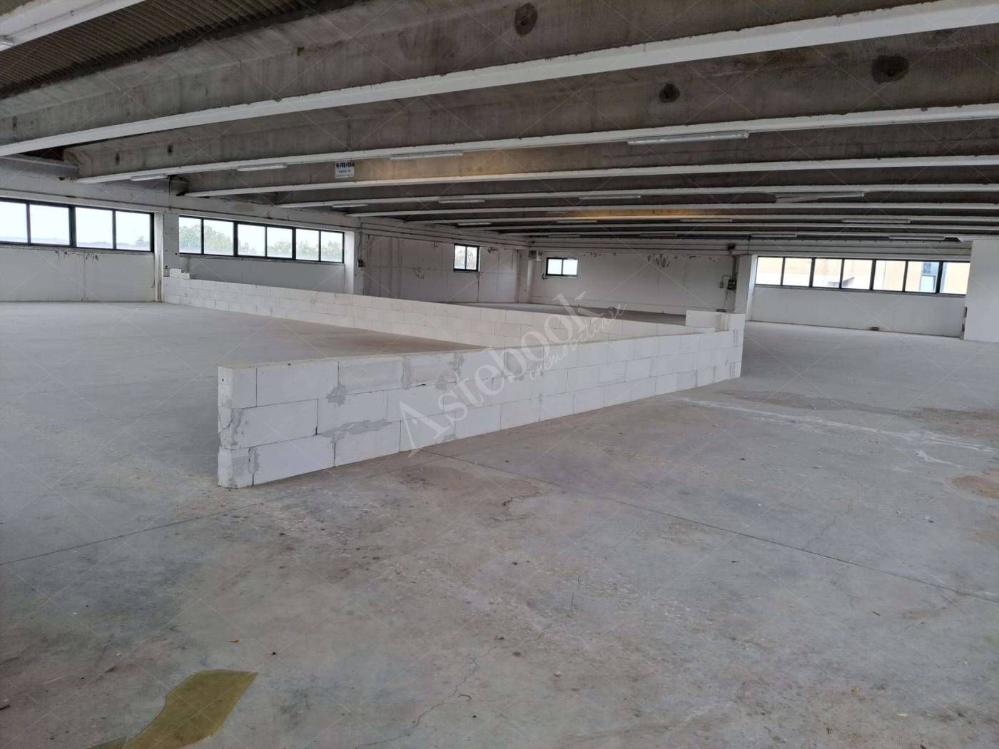 Capannone produttivo con uffici e locali indipendenti in Viterbo 