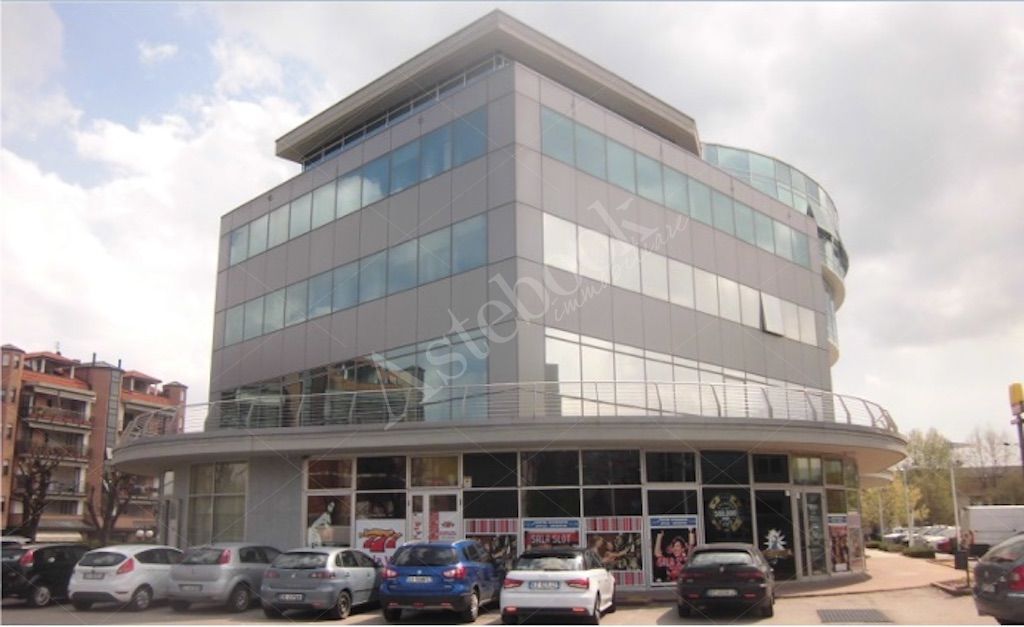 Locale commerciale al piano terra in edificio a destinazione mista in Pinerolo 