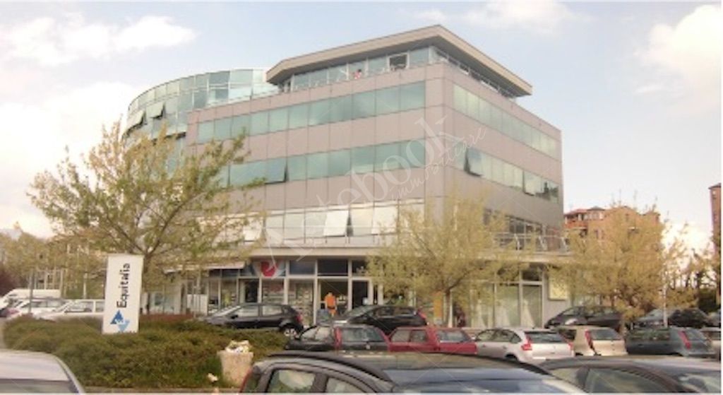 Locale commerciale al piano terra in edificio a destinazione mista in Pinerolo 