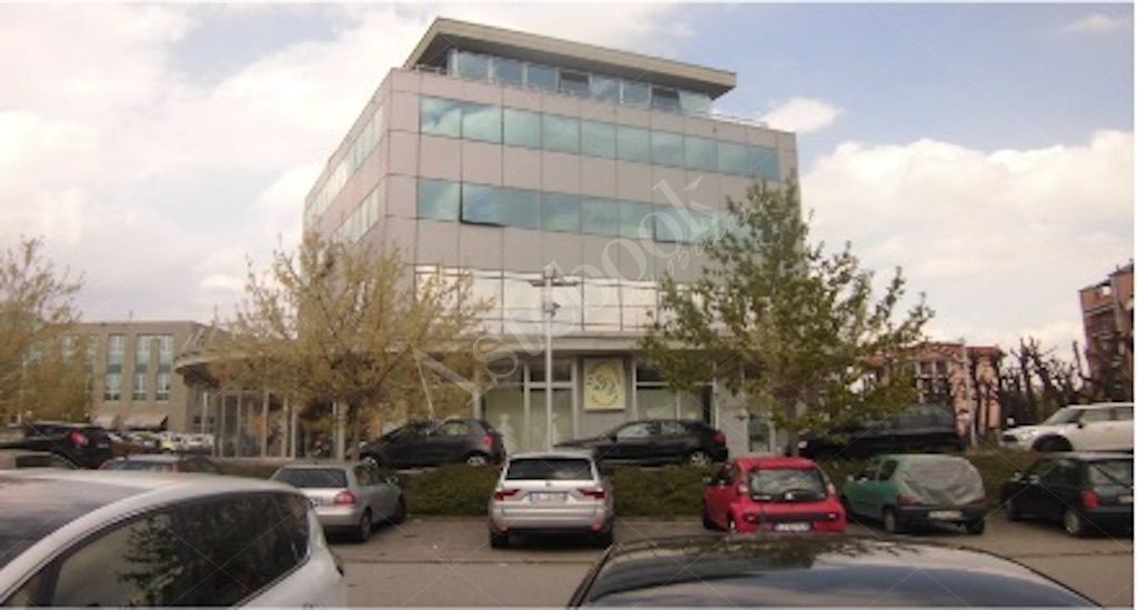 Locale commerciale al piano terra in edificio a destinazione mista in Pinerolo 