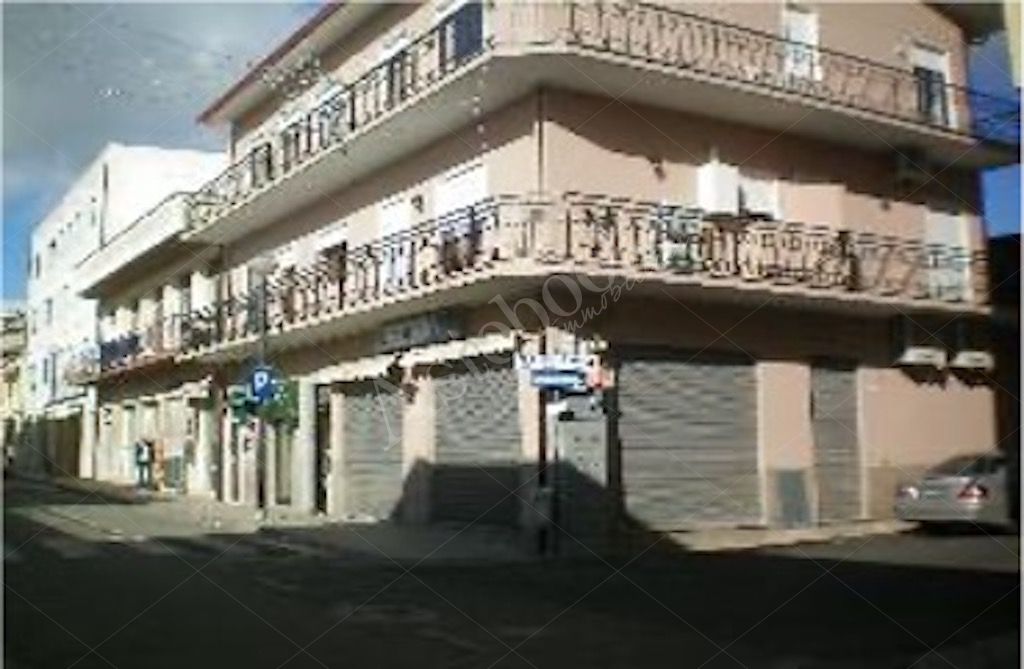 Locale commerciale al piano terra con due vetrine in Sanluri 