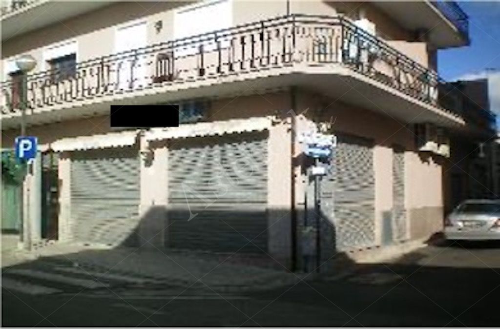 Locale commerciale al piano terra con due vetrine in Sanluri 