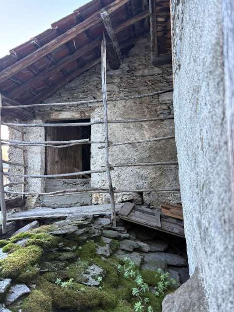 Appartamento della superficie commerciale di 101 mq distribuito su quattro piani fuori terra in Colico