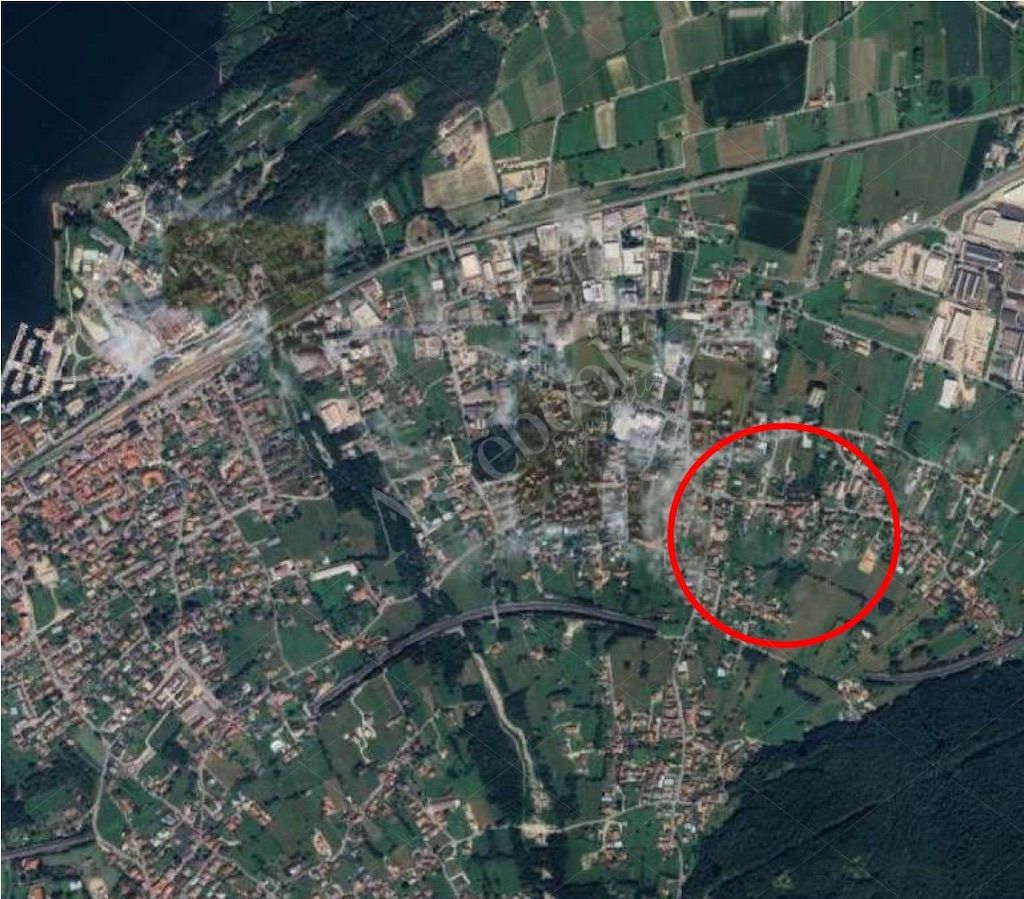 Appartamento della superficie commerciale di 101 mq distribuito su quattro piani fuori terra in Colico