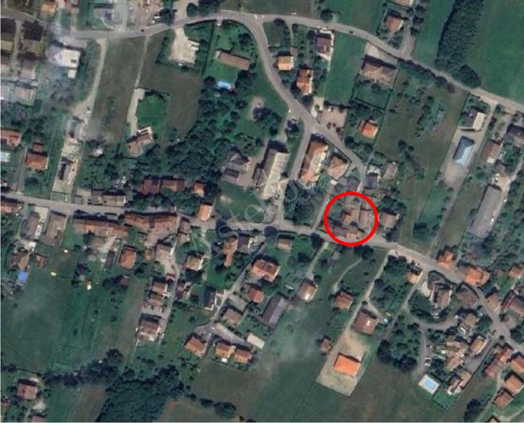 Appartamento della superficie commerciale di 101 mq distribuito su quattro piani fuori terra in Colico