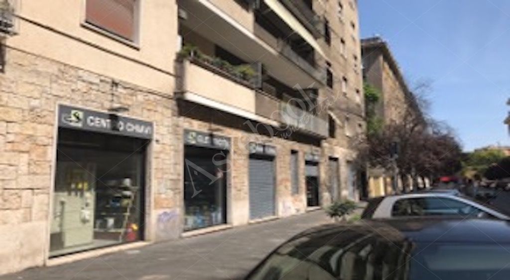 Locale commerciale con quattro vetrine e ampio deposito in Roma